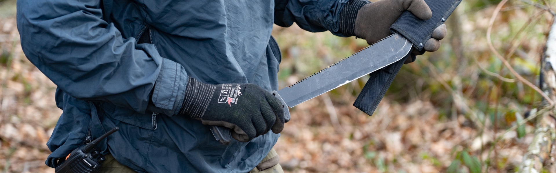Unsheathing a machete